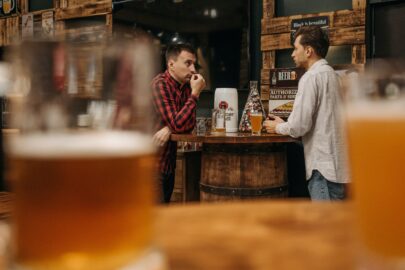 CAFÉ-RESTAURANTS IN AMSTERDAM MET JE EIGEN BIERTAP AAN TAFEL